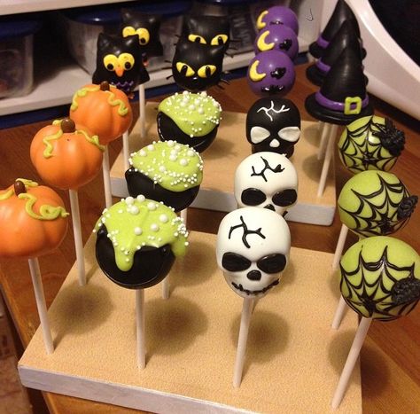 Cool pops Cake Pops Designs Halloween, Halloween Popcakes, Halloween Cakepops Ideas, Spooky Cake Pops, Party Food Ideas For Kids, Halloween Cakepops, Fall Cake Pops, Halloween Themed Desserts, Food Ideas For Kids