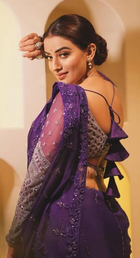 Akshara Singh Saree, Akshra Singh, Hijab Queen, Black Frock, Bhojpuri Actress, Saree Poses, Women Photography, Face Images, Bollywood Girls