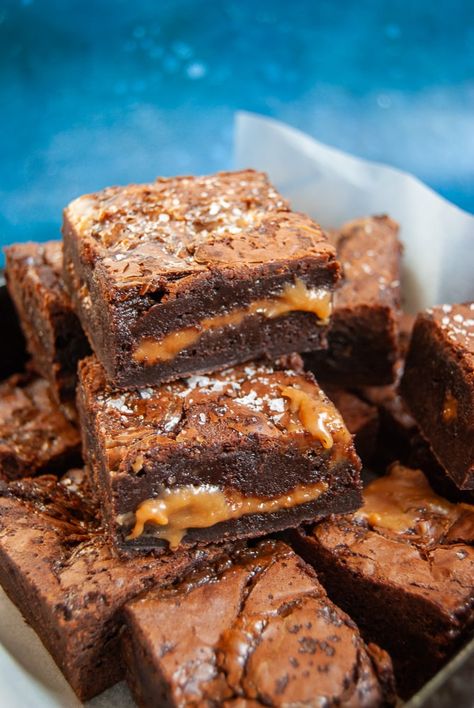 These Salted Caramel Brownies are the ultimate indulgent treat - dark, fudgy chocolate brownies with a salted caramel middle...heaven in every bite! #saltedcaramelbrownies #bestsaltedcaramelbrownies #browniessaltedcaramel Salted Caramel Brownie Recipe, Caramel Brownies Recipe, Chocolate Caramel Brownies, Mexican Spice, Salted Caramel Brownies, Caramel Fudge, Brownie Ingredients, Caramel Brownies, Salted Caramel Chocolate