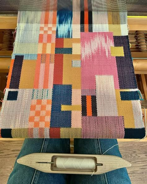 Weave Design Pattern, Small Weaving Projects, All Back Weaving, Weaving Projects Ideas, Geometric Weaving, Weave Loom, Tapestry Loom Weaving, Woven Image, Modern Weaving