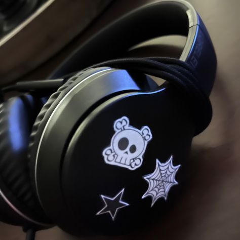 Customized Headphones Diy, Decorate Headphones Aesthetic, Cool Headphones Aesthetic, Cool Headphones Design, Skull Candy Headphones Aesthetic, Emo Headphones, Goth Headphones, Gaming Headphones Aesthetic, Skullcandy Headphone