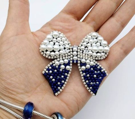 Diy Bead Embroidery, Rings Ideas, Beadwork Embroidery, Motifs Perler, Brooch Diy, Pearl Bow, Bow Brooch, Bead Embroidery Patterns, Bead Embroidery Jewelry