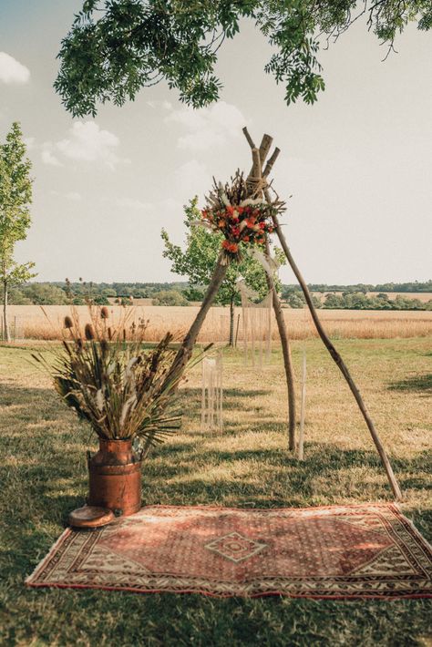 Ceremony Arch Boho, Outdoor Wedding Arch Alternatives, Outdoor Wedding Boho Decor, Outdoor Boho Ceremony, Boho Cheap Wedding, Diy Alters Wedding Outdoor Ceremony, Outdoor Rug Wedding, Natural Wedding Alter, Rustic Triangle Wedding Arch