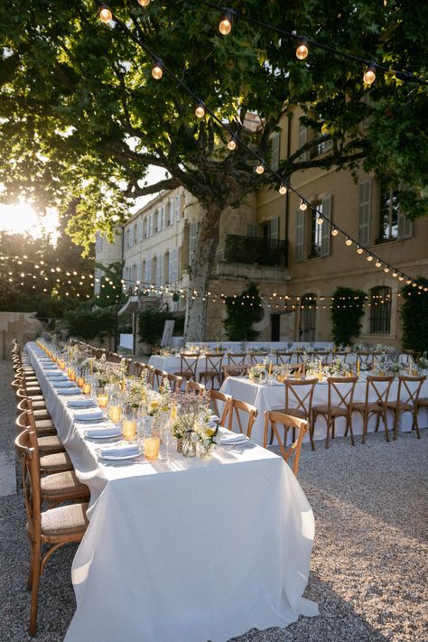 Under 10k Wedding, French Courtyard Wedding, European Vineyard Wedding, Wedding Dinner Outside, Relaxed Elegant Wedding, Provencal Wedding Theme, Al Fresco Dining Wedding, Provence Wedding Flowers, Classic Simple Wedding Decor