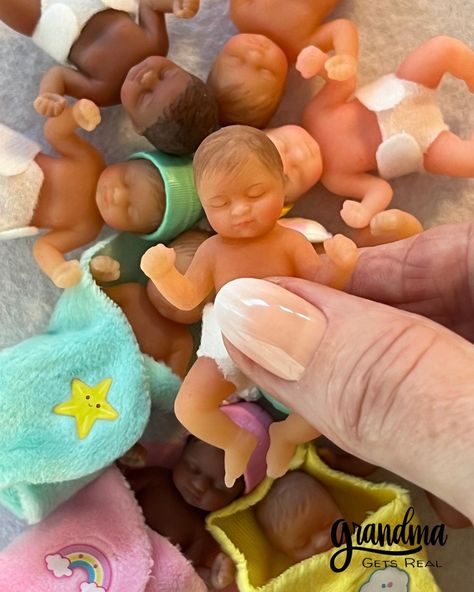 My Mini Baby, Mini Bebe, Baby Doll Furniture, Barbie Kids, Baby Barbie, Miniature World, Easy Paper Crafts Diy, Accessories To Make, Polymer Clay Dolls