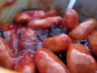 Sweet and Sour Lit’l Smokies: grape jelly and ketchup OR chili sauce!! Little Smokies Recipes, Smokies Recipe, Little Smokies, Cream Cheese Appetizer, Meat Appetizers, Fruity Cocktails, Party Finger Foods, Sweet And Sour, Appetizer Dips