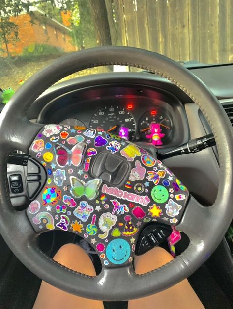 Car Organisation, Maquillage On Fleek, Car Interior Diy, Hippie Car, Girly Car Accessories, Car Deco, Cool Car Accessories, Car Organization, Girly Car