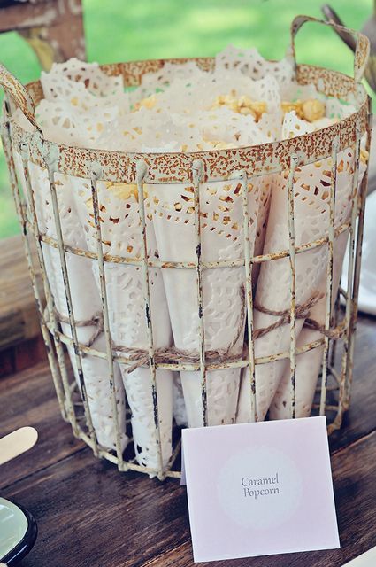 Caramel corn wrapped in white paper doilies at a Shabby Chic birthday party!  See more party ideas at CatchMyParty.com! Shabby Chic Birthday Party Ideas, Baby Shower Elegante, Vintage Party Ideas, Chic Birthday Party, Shabby Chic Birthday, Shabby Chic Party, Shabby Chic Baby, Chic Birthday, Vintage Baby Shower