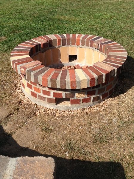 Red Brick Fire Pit, Fire Pit Plans, Outside Fire Pits, Brick Fire Pit, Fire Pit Landscaping, Backyard Fireplace, Square Fire Pit, Stone Fire Pit, Uh Huh