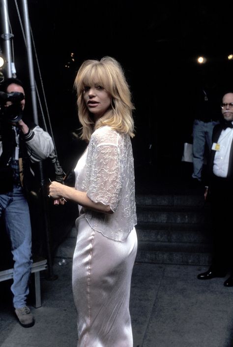 Goldie Hawn Hair, Goldie Hawn Kurt Russell, Best Met Gala Looks, White Skirt Suit, Goldie Hawn, The Met Gala, Kate Hudson, Red Carpet Dresses, Hair Cuts