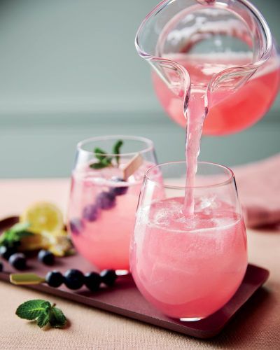 Sparkling Rhubarb Lemonade Mocktail - ALDI UK Rhubarb Lemonade, Kebab Sticks, Pretty Presentation, Alcohol Free Cocktails, Aldi Recipes, Sweet Ideas, Presentation Ideas, Christmas Cocktails Recipes, Christmas Cocktails