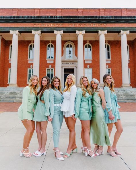 Sorority Exec Photoshoot Ideas, Sorority Council Photoshoot, Sorority Group Pictures Photo Shoot, Sorority Photoshoot Outfits, Sorority Senior Photoshoot, Sorority Officer Photoshoot, Sorority Group Photos, Sorority Picture Ideas, Sorority Group Pictures