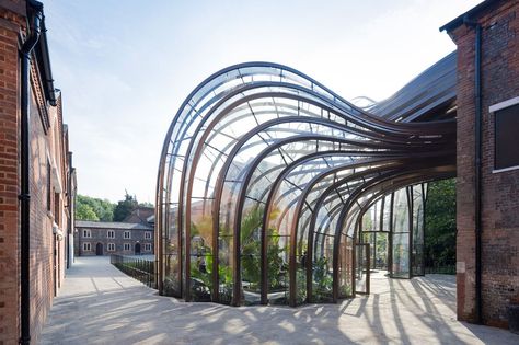 Bombay Sapphire Distillery - Picture gallery Parasitic Architecture, Architecture Art Nouveau, Architecture Cool, Thomas Heatherwick, Gin Distillery, Bombay Sapphire, Organic Architecture, Futuristic Architecture, Glass House