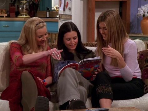 Monica And Rachel, Rachel Monica Phoebe, Monica Rachel, Friends Phoebe, Rachel Green Friends, Lisa Kudrow, Friends Merchandise, Friends Reunion, Friends Cast