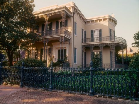 Used as the Courtland mansion in the 1976 movie "Obsession." (Michael Courtland was Cliff Robertson's character.) In the Garden District: 1448 4th St, New Orleans, LA. It is very rarely the case that the exterior and interiors of the same building are used as filming locations, but these interior shots look exactly as if they were. New Orleans Mansion, New Orleans Garden District, New Orleans Architecture, Honeymoon Trip, Antebellum Homes, New Orleans Homes, Garden District, Garden Villa, Luxury Garden