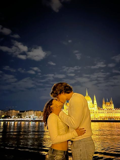 Budapest Cute couple photo, boyfriend, budapest hungary, the parliment of budapest, nighttime, budapest at nigh, the danube, aesthetic kiss photo Budapest Activities, Aesthetic Kiss, Cute Couples Photos, Couple Photo, Budapest Hungary, Night Time, Budapest, Hungary, Kiss