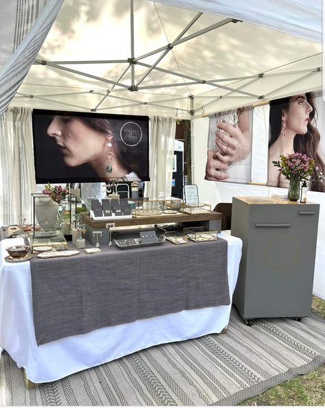 Jewelry Booth Display Ideas Craft Fairs, Pop Up Permanent Jewelry Shop Display, Vendor Table Display Ideas For Jewelry, Jewelry Vendor Set Up, Jewellery Pop Up Display, Jewelry Stand Ideas, Pop Up Jewelry Display, Market Tent Display Booth Ideas, Jewellery Display Ideas For Exhibition