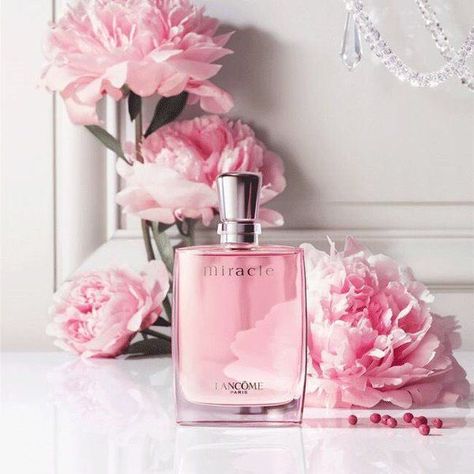 An opening of lychee freesia pepper musk and jasmine. We are walking on air with a spray of Lancôme Miracle Miracle Perfume, Lancome Perfume, Hermes Perfume, Luxury Perfumes, Perfume Photography, Uma Thurman, Celebrity Perfume, Fragrance Set, Perfume Design