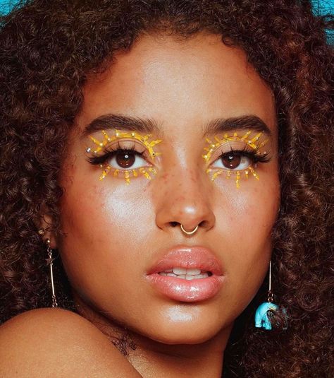 Glamnetic.com on Instagram: “A ray of sunshine! ☀️We cant wait to be outside in the sun 🌻But this look makes up for it! 💛Major make-up moment using Vogue Lash ✨ be…” Kali Ledger, Make Up Designs, Festival Make Up, 얼굴 드로잉, Smink Inspiration, Grunge Look, Editorial Makeup, Her Eyes, Creative Makeup