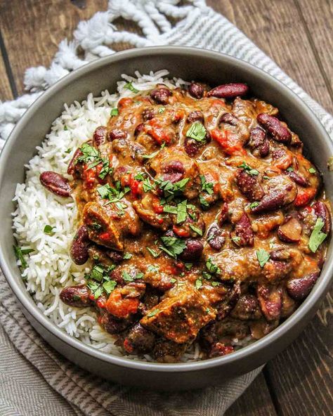 ⁣⁣ ⁣This hearty and comforting bowl is a vegan take on a Louisiana Creole dish made with red kidney beans, onions, celery, peppers and andouille inspired tofu, slowly simmered in a spicy and smoky sauce. Red Beans Rice, Louisiana Creole, Red Kidney Beans, Red Beans And Rice, Rice Beans, Beans And Rice, Clean Eats, Red Beans, Kidney Beans