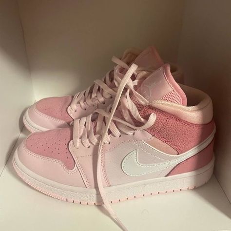 Pink Jordan 1s, Digital Pink Jordans, Jordan Rose, Pink Jordans, Pretty Sneakers, Trendy Shoes Sneakers, Dr Shoes, Preppy Shoes, Nike Shoe