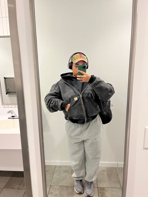 Streetwear Fashion Fall 2023, Oversized Camo Jacket Outfit, Carhartt Women Outfits Jackets, Carhartt Jacket Outfit Woman, Carhartt Women Outfits, Carhartt Women's Outfit, Carhartt Jacket Outfit, Carhartt Outfit, Jacket Outfit Women