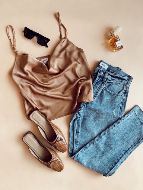 Flatlay Outfits Aesthetic, Flay Lay Inspiration, Flatlay Styling Clothes, Outfit Flatlay Aesthetic, Flatlays Clothing, Aesthetic Product Photography Clothes, Boutique Flat Lays, Outfit Flat Lay, Clothes Flatlay