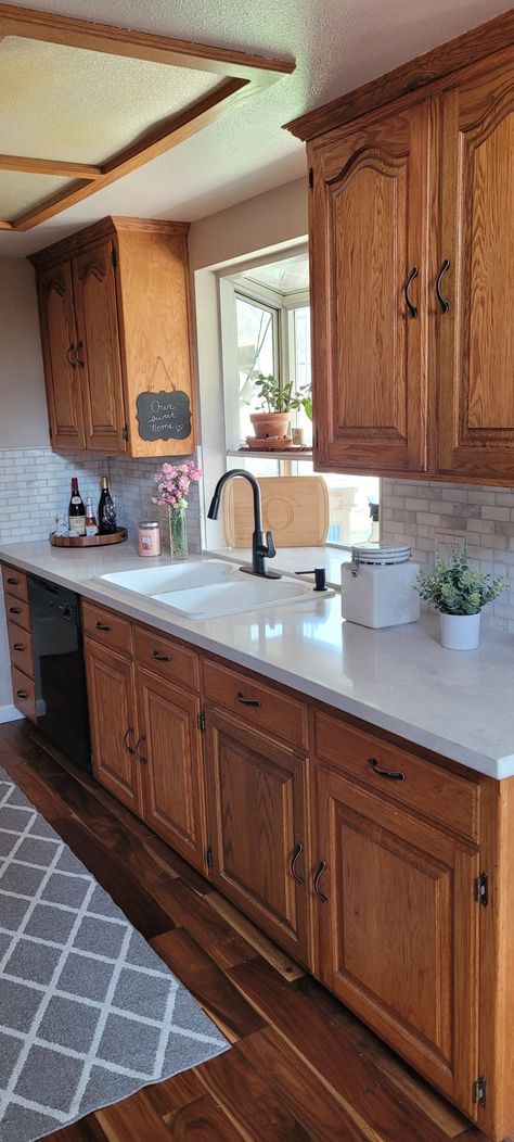 Oak Cabinets, light cream/grey countertops and backsplash Small Oak Kitchen Ideas, Oak Cabinet Kitchen Floor Ideas, Mix Of Old And New Interior Design, Oak Cabinet Kitchen, Flooring Countertop, Honey Oak Cabinets, Brown Kitchen Cabinets, Brown Cabinets, Oak Kitchen Cabinets