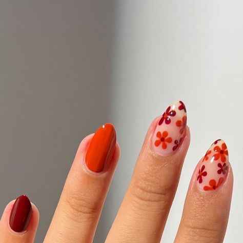 Samantha 🌹 on Instagram: "fall florals 🍁🧡  • • • #nails #nailart #nailinspo #diynails #notd #nailtech #nailsnailsnails #naildesign #nails2inspire #fall #fallnails #autumn #floralnails" Orange Nails White Flowers, After Thanksgiving Nails, Nail Art For Fall Autumn, Easy Nail Art Flowers, Retro Fall Nails, Orange Flowers Nails, Fall Nails With Flowers, Fall Flowers Nails, Floral Fall Nails