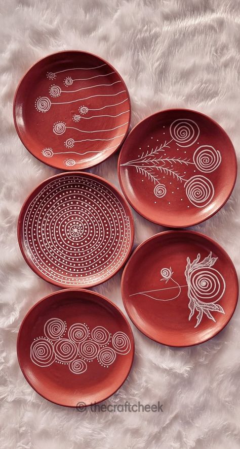 Terracota Plates Painting, Painting On Paper Plates, Terracota Plates Wall Decor, Terracotta Plate Art, Terracotta Plate Wall Art, Terracota Plate Painting, How To Paint Ceramic Plates, Terakota Art, Terracotta Plates Painting