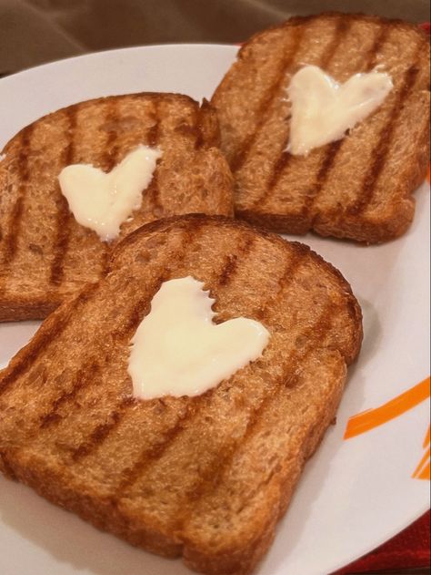 Bread Asthetic Picture, Aesthetic Bread Picture, Breakfast Food Aethstetic, Breakfast Toast Aesthetic, Toast Pictures, Heart Shape Food, French Toast Aesthetic, Aesthetic Toast, Aesthetic Bread