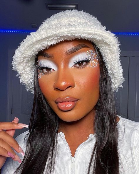 Mr White Christmas Makeup, Blue Winter Makeup Looks, Creative Winter Photoshoot Ideas, Frost Makeup Look, Christmas Makeup Black Women, Snow Princess Makeup, White Eyeshadow Looks Black Women, White Christmas Makeup, Ice Makeup Looks