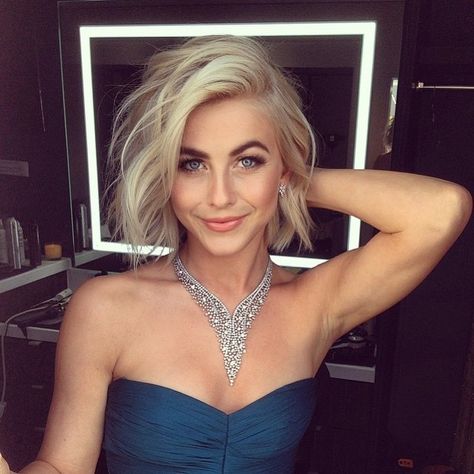 20 Times Birthday Girl Julianne Hough Nailed the Short 'Do | InStyle.com Julianne Hough always gives us major short hair inspiration. Cute Bob Hairstyles, Blonde Hairstyle, Messy Short Hair, Bob Hairstyles For Fine Hair, Julianne Hough, Penteado Cabelo Curto, Short Haircut, Short Blonde, Blonde Bobs