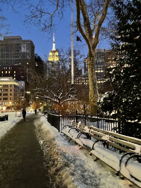 Snowy New York Winter In Manhattan, Aesthetic Places New York, New York During Winter, Nyc On Christmas, Nyc During Winter, New York Around Christmas, Nee York Christmas Aesthetic, Winter Aesthetic Nyc, New York Im Winter