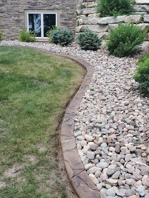 Front Yard Garden Landscaping, Concrete Garden Edging, Landscaping Around House, Garden Landscaping Ideas, Landscape Curbing, Stone Landscaping, Stone Concrete, Front Yard Garden Design, Front Landscaping