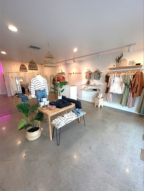 Trendy Boutique Interior, Diy Fitting Room Boutique, Boutique Table Display Clothing, Boutique Accent Wall Ideas, Boutique Clothes Display, Thrift Shop Interior Design, Simple Shop Design, Vintage Boutique Decor, Thrift Shop Interior