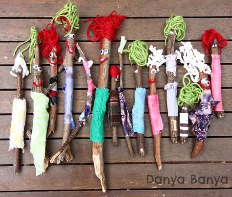 Stick family - cute craft idea  ... Høstaktiviteter For Barn, Twig Christmas Tree, Twig Crafts, Forest School Activities, Stick Family, Stick People, Crafts For Kids To Make, Fun Craft, Nature Crafts