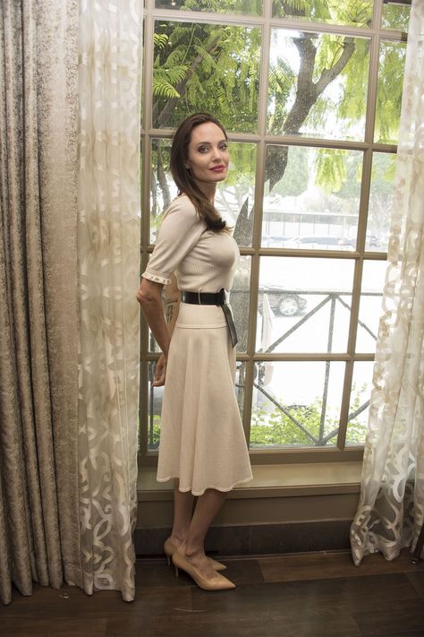 In a cream dress and nude pumps at the [i]First They Killed My Father[/i] press conference in Beverly Hills. Angelina Jolie Style, Pencil Skirt Work, Jolie Pitt, Amal Clooney, Leather Pencil Skirt, Neutral Outfit, Beautiful Picture, Beauty And Fashion, Angelina Jolie