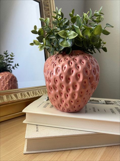 Aesthetic Vase Diy, Floreros Aesthetic, Flower Vase Clay, Clay Art On Flower Vase, Awsthetic Vase, Strawberry Vase, Clay Heart Vase, Aesthetic Vase, Flat Interior