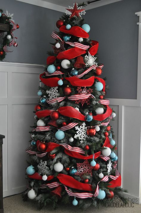 How to Decorate a Christmas Tree: A Designer Look from the Dollar Store Tree Themes, Dollar Store Christmas, Cool Christmas Trees, Simple Christmas Tree, Beautiful Christmas Trees, Christmas Tree Design, Christmas Tree Themes, Noel Christmas, Tree Ideas