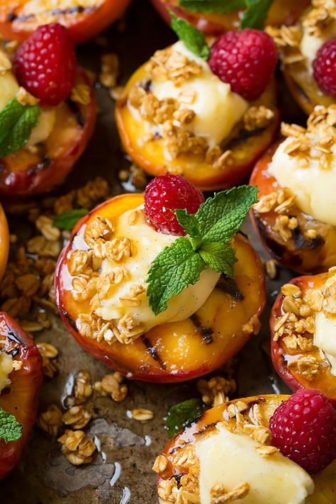 Grilled Peaches with Vanilla Bean Mascarpone, Honey and Granola - Cooking Classy Grilled Peaches Recipe, Honey Granola, Grilled Fruit, Grilled Peaches, Läcker Mat, Peach Recipe, Cooking Classy, Snacks Für Party, Fruit Desserts