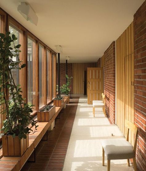 Minimalism Living, Holistic Design, Modernist House, Casas Coloniales, 70s Decor, Built In Seating, Brick Architecture, Alvar Aalto, Architecture Visualization