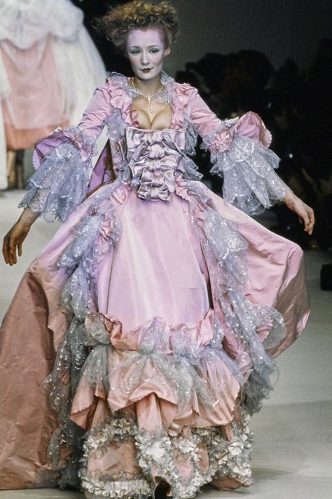 Vivienne Westwood Fashion, Rococo Fashion, Runway Fashion Couture, Vivienne Westwood Dress, 1990s Fashion, Couture Mode, Naomi Campbell, Fashion Show Collection, Rococo