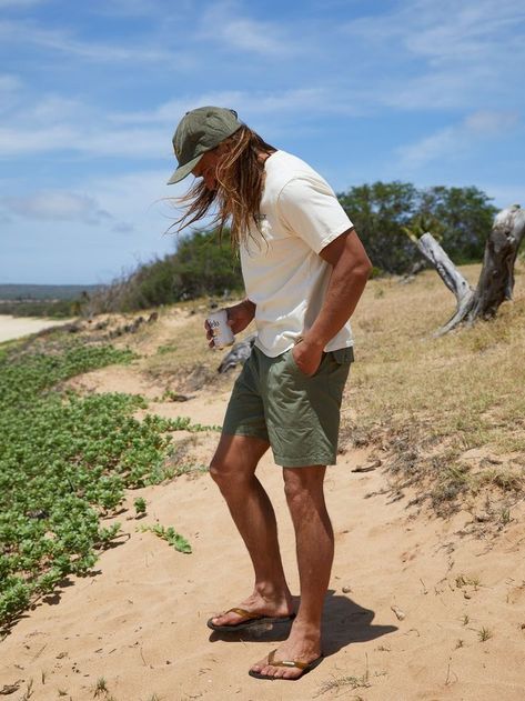 Your Entire Guide for Dressing Perfectly on a Camping Trip Khaki Hat Outfit Men, Outdoorsy Style Men Summer, Surfer Boys Outfits, Surfer Outfits Men, Mens Surf Style, Surfer Outfit Men, Surfer Guy Style, Men Hiking Outfit, Outdoorsy Style Men