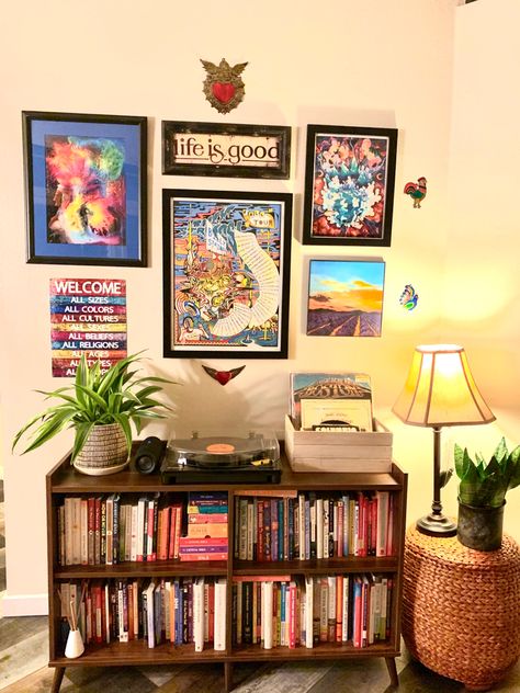 Hipster Living Room Decor, Book Filled Living Room, Book Corner Ideas Living Room, Living Room Book Storage, Boho Music Living Room, Living Room Music Decor, Band Poster Living Room, Small Living Room Bookshelf, Living Room Decor Books