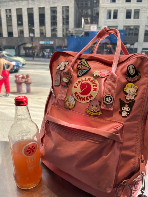 pins on kanken Fjallraven Kanken Colors, Kranken Bag, Pink Kanken Backpack, Fjallraven Kanken Mini Aesthetic, Fjallraven Kanken Kawaii, Pink Kanken, Fjallraven Kanken Pink, Fjall Raven Kanken Backpack Pink, Kawaii Stationary