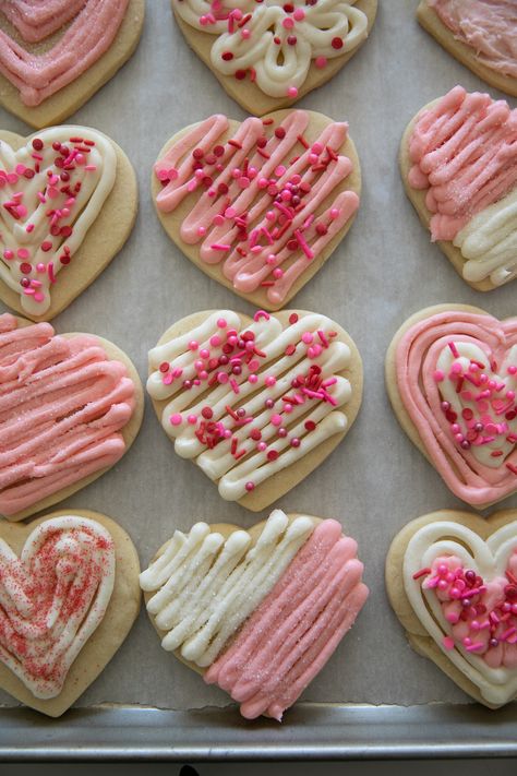 Valentines Cookies Recipe, Valentine Sweets, Valentine Cookies Decorated, Valentines Day Sugar Cookies, Heart Sugar Cookie, Cookie Decorations, Valentine Sugar Cookies, Valentines Baking, Sugar Cookie Bars