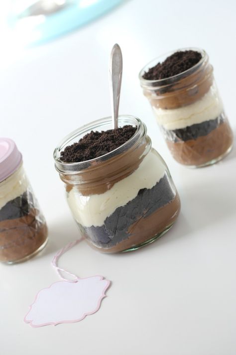 Jar Cakes Recipes, Dirt Cakes, Dirt Cups Dessert, Cupcake Pops, Mason Jar Baking, Jar Cakes, Oreo Dirt Cake, Cheesecake Mousse Recipe, Chocolate Mousse Cheesecake