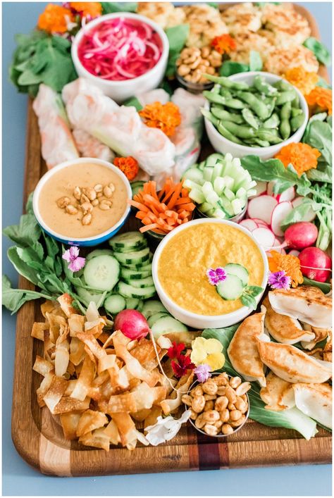 Asian Grazing Platter, Thai Food Charcuterie Board, Asian Style Charcuterie Board, Asian Cheese Board, Christmas Asian Food, Asian Board Ideas, Dumpling Charcuterie Board, Asian Food Charcuterie Board, Asian Snack Board