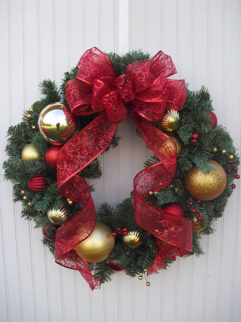 Christmas Ornament Wreath, Xmas Wreaths, Noel Christmas, Christmas Wreaths Diy, Christmas Centerpieces, Wreath Ideas, Gold Christmas, Xmas Crafts, Christmas Deco